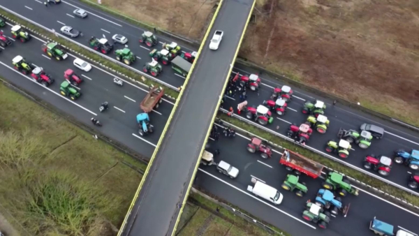 Францияда фермерлер жолды жауып тастады