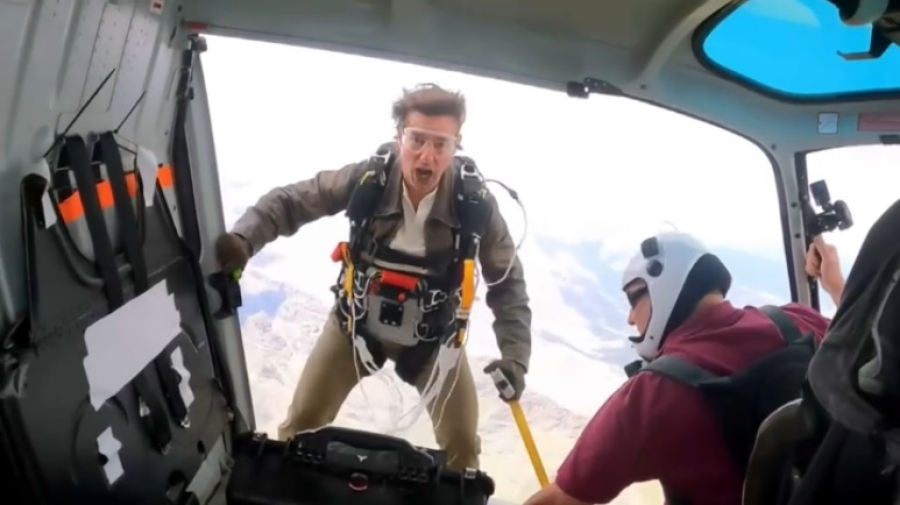 Том Круз установил мировой рекорд по прыжкам с горящим парашютом