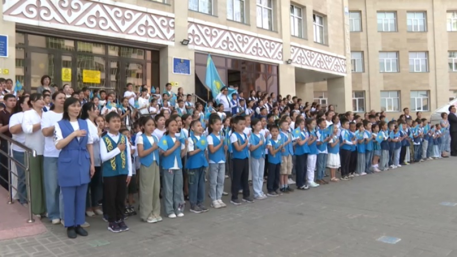 Столичные школьники одновременно спели гимн страны