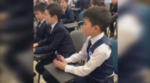 Прославиться за один день: пение четвероклассника восхитило казахстанцев