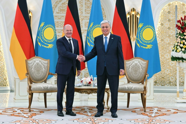 Токаев и Шольц провели переговоры в узком составе