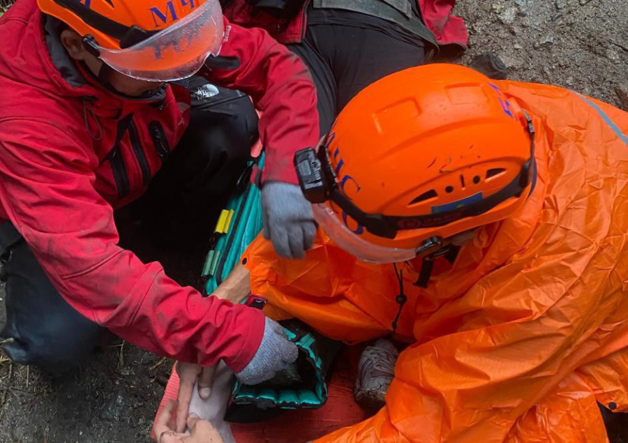 Женщина сломала ногу на поляне Терра: спасатели провели эвакуацию