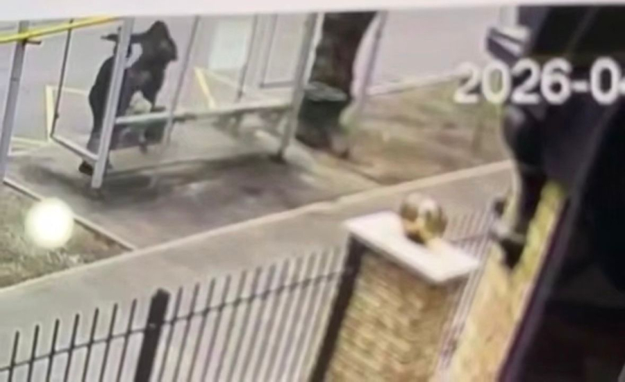 Шокирующее нападение в Алматы: пенсионерку избили на остановке