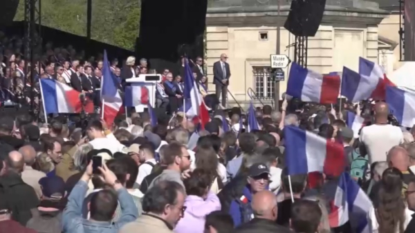 Тысячи людей вышли на митинг в поддержку Марин Ле Пен