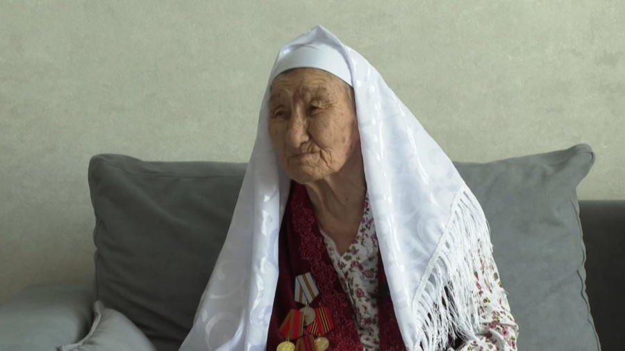 95 жастағы тыл ардагері ақ батасын берді