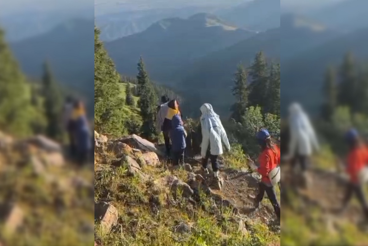 Спасатели эвакуировали туристов с ребенком с пика Букреева