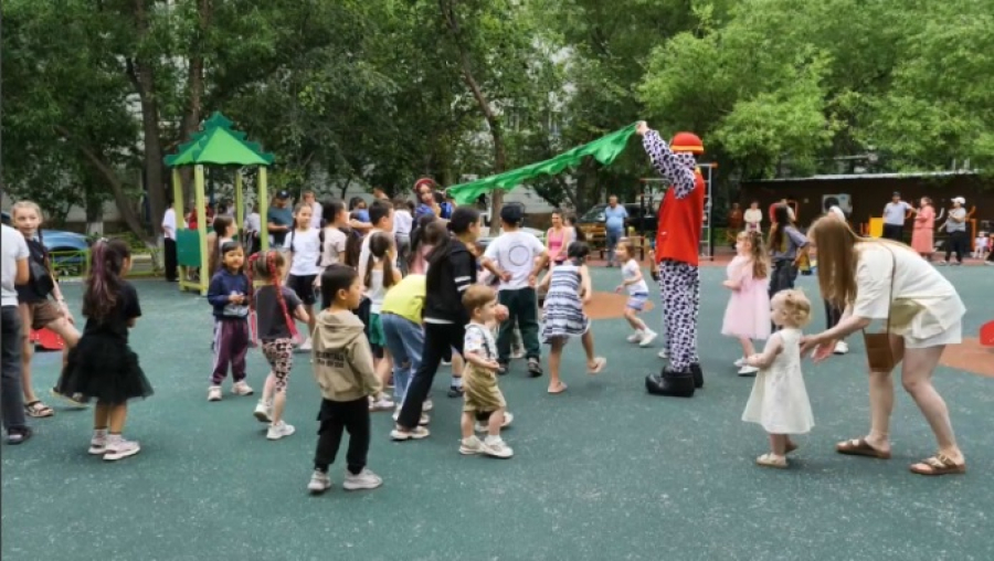 Ко Дню защиты детей 16 дворов капитально обновили в столичном районе