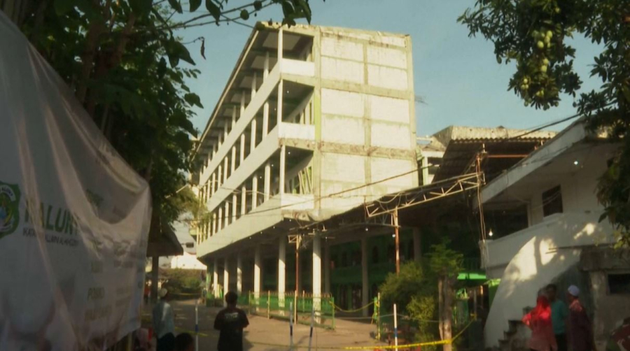 59 человек остаются под завалами школы в Индонезии