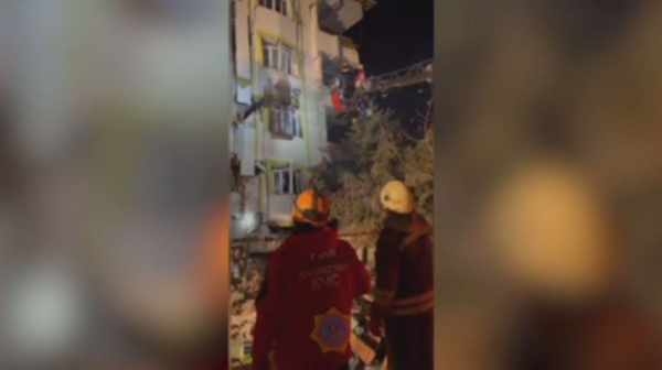 Казахстанские спасатели работают в эпицентре землетрясения в Турции
