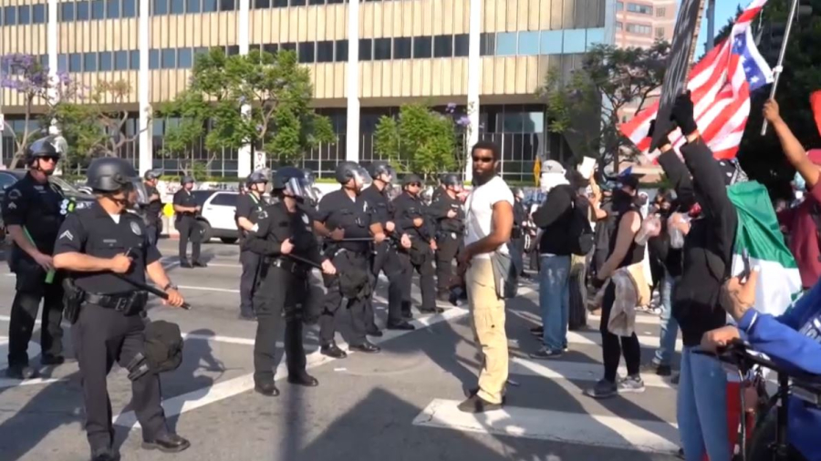 Axios: 14 маусымда бүкіл АҚШ аумағында ауқымды шерулер өтеді