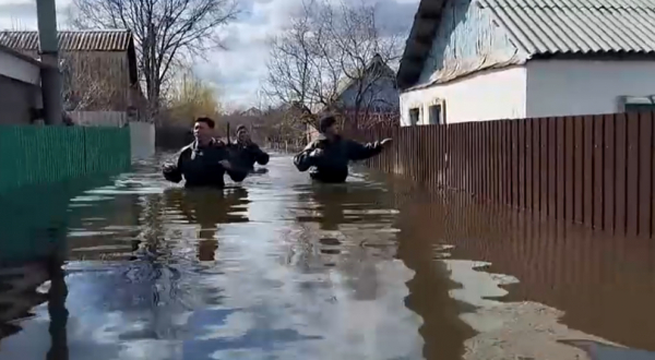 Ел басына күн туса, ер етікпен су кешер