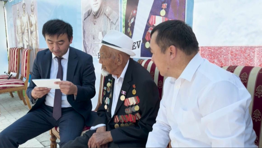 Елшілік қызметкерлері Өзбекстандағы ҰОС ардагерін Жеңіс күнімен құттықтады