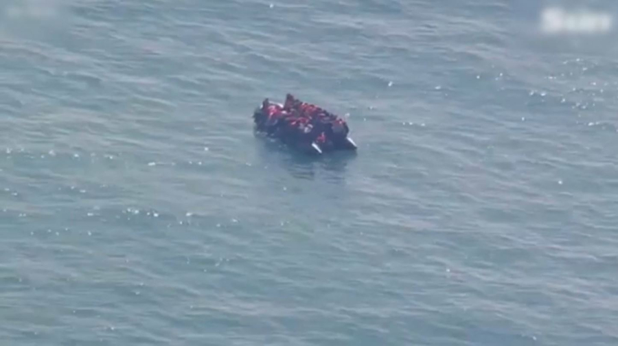 Полиция Франции прокалывает надувные лодки мигрантов