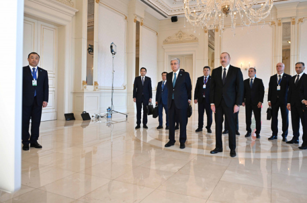 Токаев и Алиев приняли участие в церемонии прибытия поезда из Сианя в Апшерон