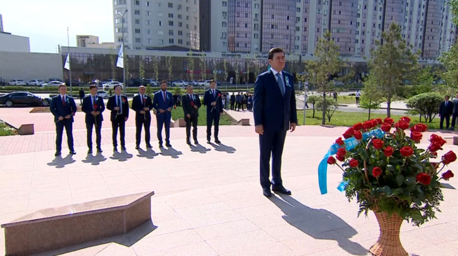 Кошанов почтил память Бауыржана Момышулы возложением цветов