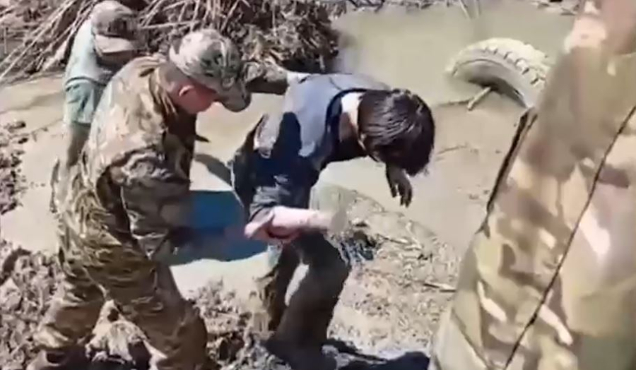 Две девочки застряли в болоте в Караганде