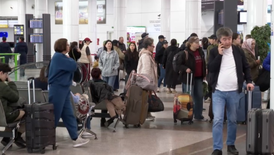 В аэропорту Астаны массово задерживаются рейсы