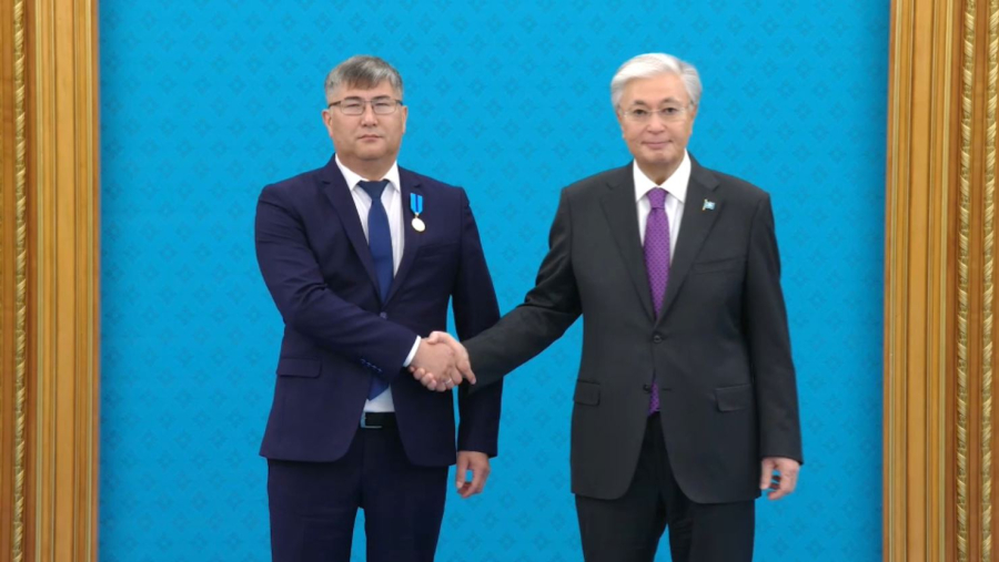 Президент мұғалімдердің еңбегіне айрықша құрмет көрсетті