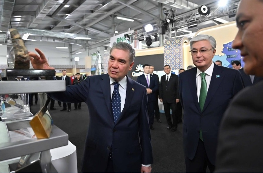 Токаев и Бердымухамедов осмотрели промышленную выставку