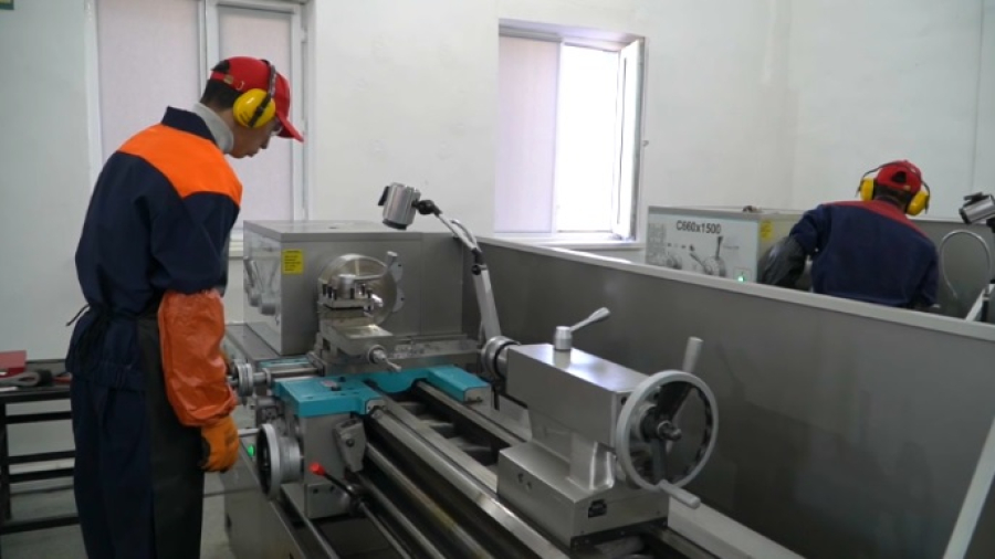 Оставшихся без работы переобучают в Атырауской области