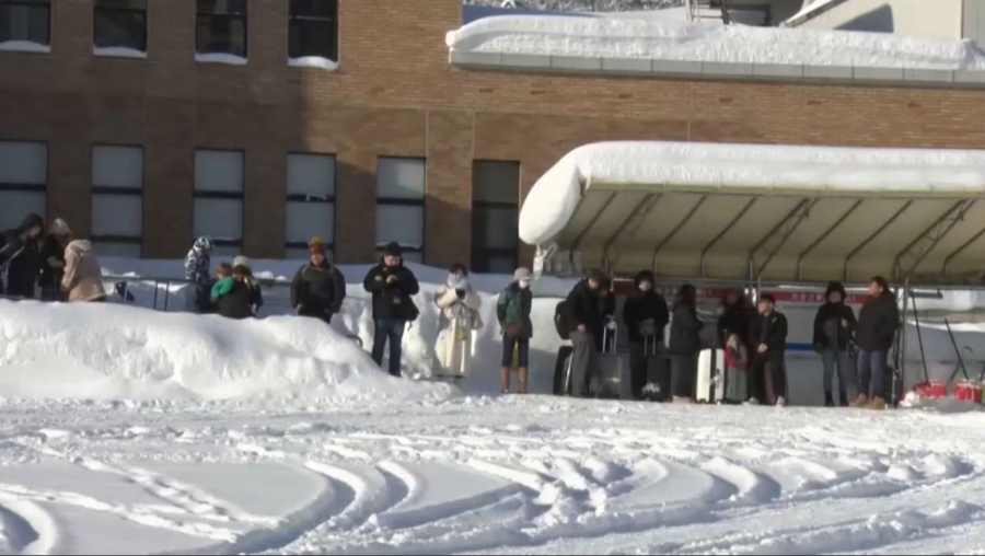 Жапония қар құрсауында қалды