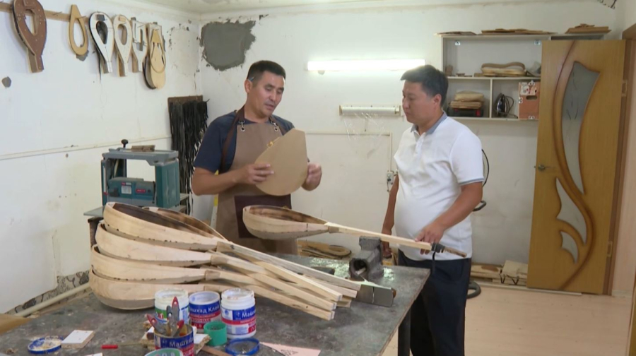 Почти шесть тысяч казахских домбр изготовил ремесленник из Кызылорды