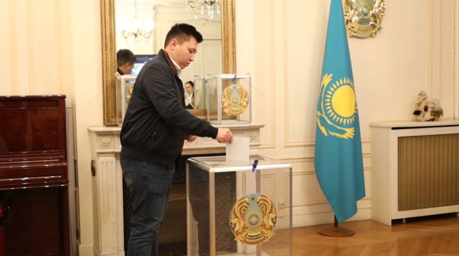 Казахстанцы голосуют на избирательных участках во Франции