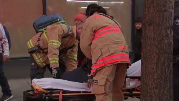 Поезд метро сошел с рельсов в центре Нью-Йорка