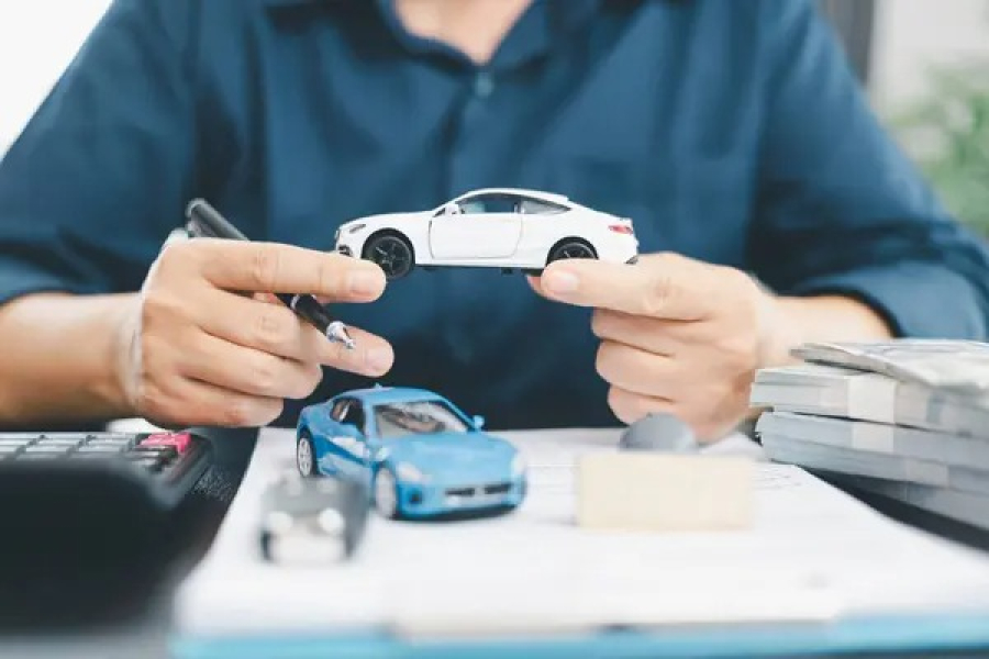 Астанада автосалон менеджері екі көлікті алаяқтық жолмен иемденіп алған