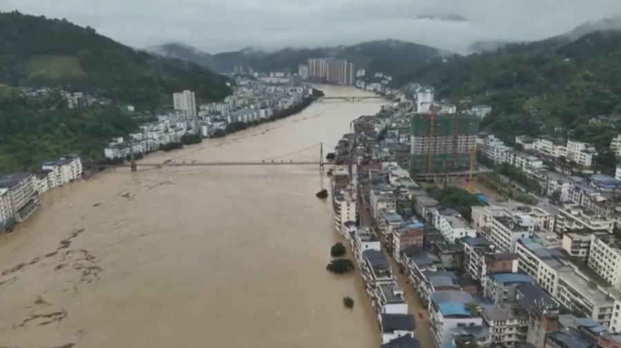 Қытайда су тасқынынан 100 мың адам зардап шекті