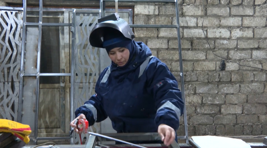 Женщина-мастер занимается сварочным делом более 20 лет