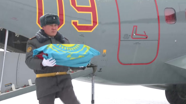 Останки солдата Кадирбека Даулеткулова доставили в Жамбылскую область