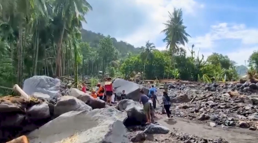 Индонезияда су тасқынынан 16 адам опат болды
