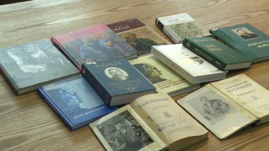 Редкие издания Абая представили в Конаеве