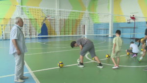 70-летний пенсионер из Актау бесплатно учит детей волейболу