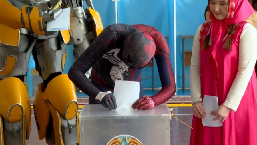 Қазақстандықтар дауыс беру кезінде креатив танытып жатыр