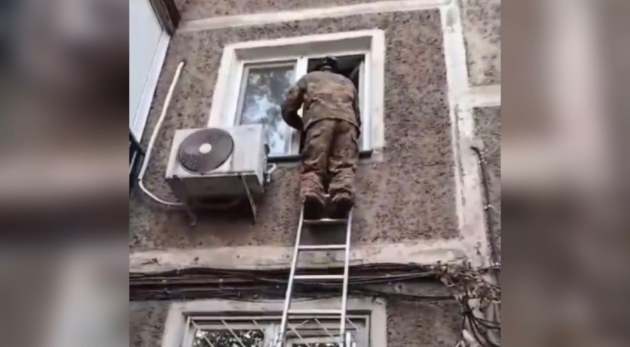 В Павлодаре спасатели помогли пожилому мужчине, упавшему в квартире