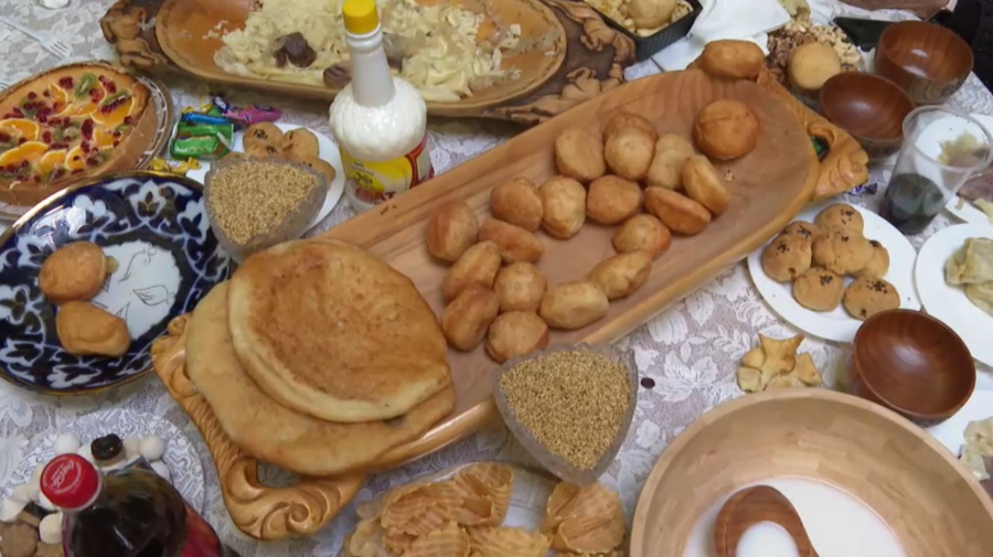 Елордада жастар қала тұрғындары мен қонақтарына бауырсақ таратты