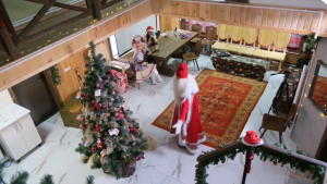 Дед Мороз и Снегурочка встречают гостей в загородной резиденции в Павлодаре