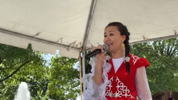 Казахстанка учит американцев казахскому языку