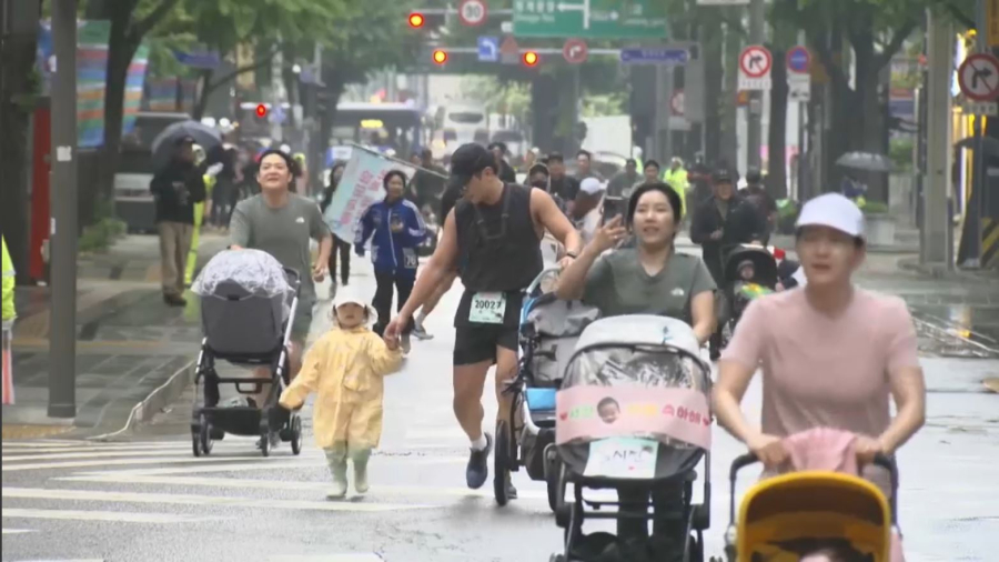 Сеулде ата-аналар бала арбасымен жаппай жүгіріп жарысты