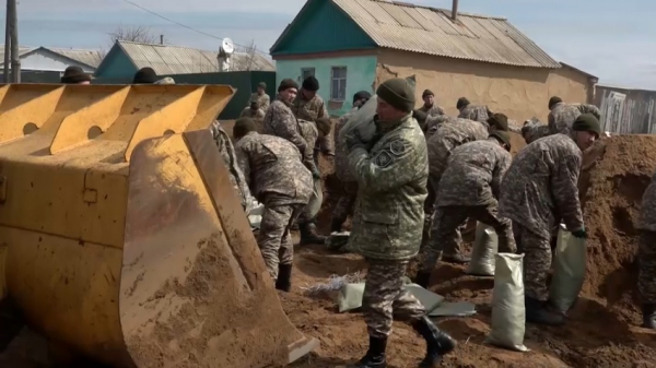 Солдаты-срочники спасают родные края от паводков