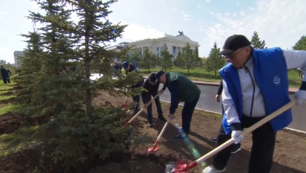 Мажилисмены вышли на общегородской субботник