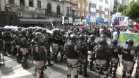 В Аргентине полицейские применили слезоточивый газ для разгона протестующих