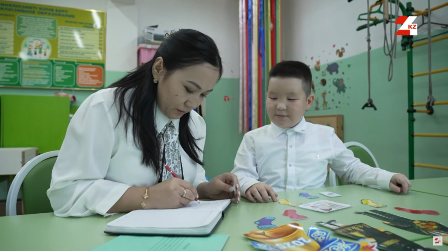 Мектептегі мамандар ерекше балаға қандай қолдау көрсетеді?