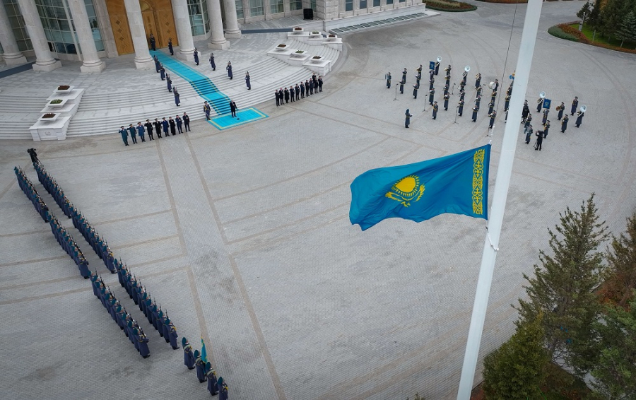 К.Токаев принял участие в церемонии поднятия Государственного флага
