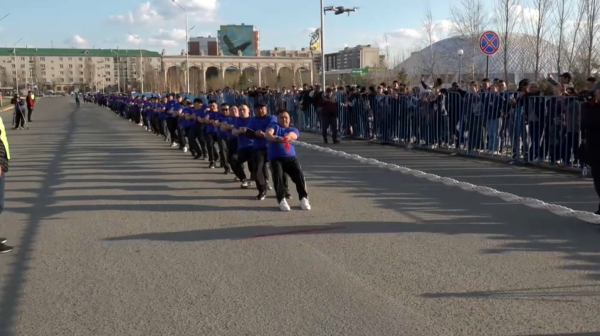 Рекорд по перетягиванию каната установили в Уральске