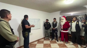 Полицейские в костюме Санта-Клауса накрыли логово наркоторговцев в Перу