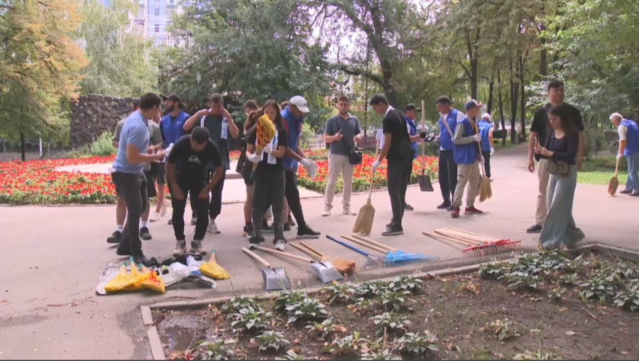 Еріктілер Алматыдағы «Достық» саябағын қоқыстан тазартты