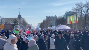 Горожан и гостей Костаная угощали наурыз коже и баурсаками